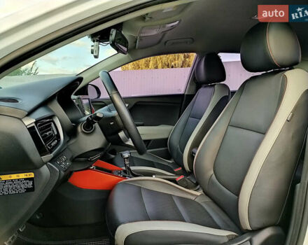 Белый Киа Stonic, объемом двигателя 1.6 л и пробегом 164 тыс. км за 15955 $, фото 12 на Automoto.ua