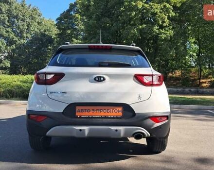 Белый Киа Stonic, объемом двигателя 1.37 л и пробегом 137 тыс. км за 13000 $, фото 4 на Automoto.ua