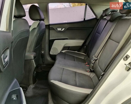 Белый Киа Stonic, объемом двигателя 1.6 л и пробегом 164 тыс. км за 15955 $, фото 15 на Automoto.ua