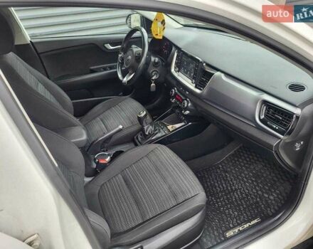 Білий Кіа Stonic, об'ємом двигуна 1.4 л та пробігом 31 тис. км за 16500 $, фото 3 на Automoto.ua