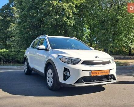 Белый Киа Stonic, объемом двигателя 1.37 л и пробегом 137 тыс. км за 13000 $, фото 1 на Automoto.ua