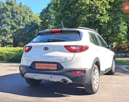 Белый Киа Stonic, объемом двигателя 1.37 л и пробегом 137 тыс. км за 13000 $, фото 6 на Automoto.ua