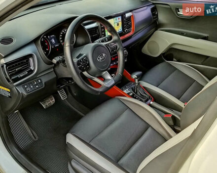 Белый Киа Stonic, объемом двигателя 1.6 л и пробегом 164 тыс. км за 15955 $, фото 10 на Automoto.ua
