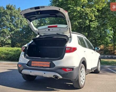 Белый Киа Stonic, объемом двигателя 1.37 л и пробегом 137 тыс. км за 13000 $, фото 7 на Automoto.ua