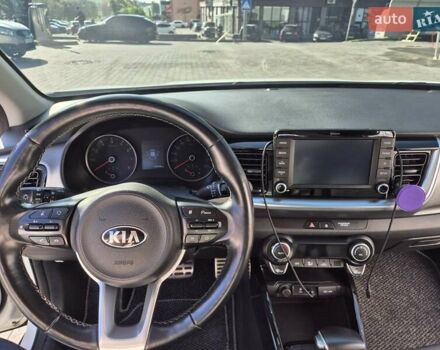 Білий Кіа Stonic, об'ємом двигуна 1.37 л та пробігом 68 тис. км за 16000 $, фото 4 на Automoto.ua