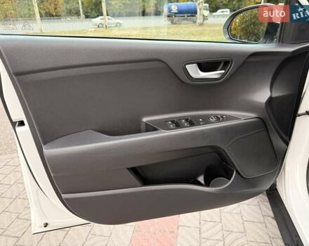 Білий Кіа Stonic, об'ємом двигуна 1.37 л та пробігом 87 тис. км за 16400 $, фото 16 на Automoto.ua