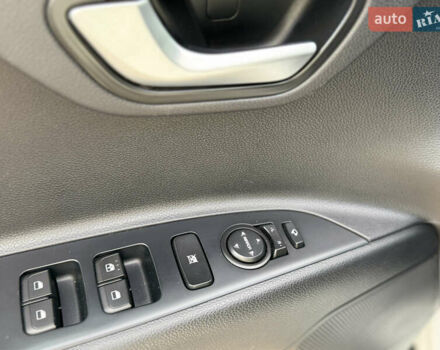 Білий Кіа Stonic, об'ємом двигуна 1.4 л та пробігом 68 тис. км за 15999 $, фото 28 на Automoto.ua