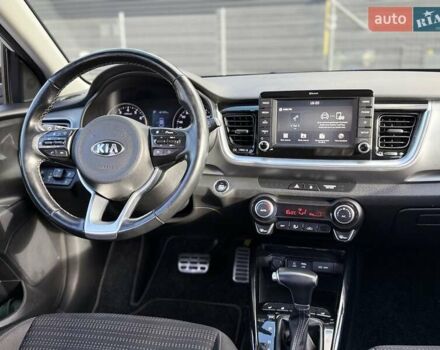 Білий Кіа Stonic, об'ємом двигуна 1.37 л та пробігом 68 тис. км за 17600 $, фото 2 на Automoto.ua