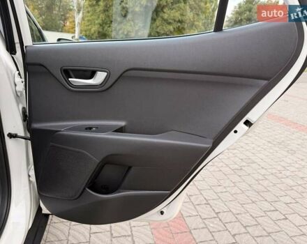 Білий Кіа Stonic, об'ємом двигуна 1.37 л та пробігом 87 тис. км за 16400 $, фото 24 на Automoto.ua