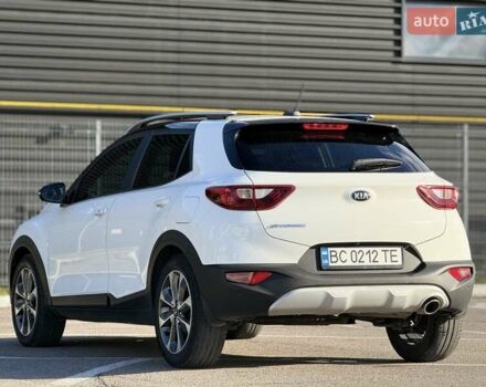 Білий Кіа Stonic, об'ємом двигуна 1.37 л та пробігом 68 тис. км за 17600 $, фото 4 на Automoto.ua