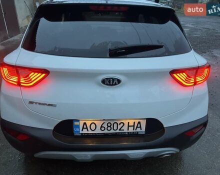 Белый Киа Stonic, объемом двигателя 1.37 л и пробегом 60 тыс. км за 17000 $, фото 8 на Automoto.ua