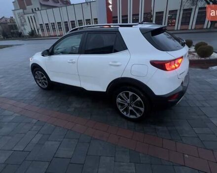 Белый Киа Stonic, объемом двигателя 1.37 л и пробегом 60 тыс. км за 17000 $, фото 1 на Automoto.ua