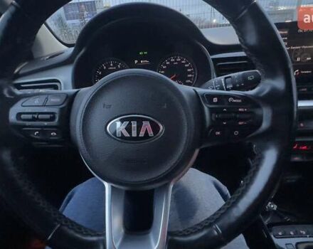 Белый Киа Stonic, объемом двигателя 1.37 л и пробегом 60 тыс. км за 17000 $, фото 5 на Automoto.ua