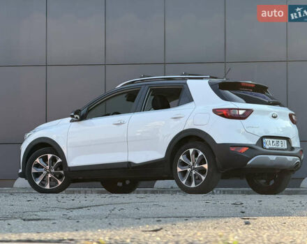 Белый Киа Stonic, объемом двигателя 1.37 л и пробегом 64 тыс. км за 17700 $, фото 1 на Automoto.ua