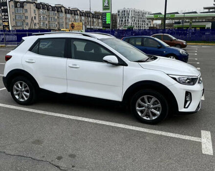 Белый Киа Stonic, объемом двигателя 1.37 л и пробегом 26 тыс. км за 17300 $, фото 3 на Automoto.ua