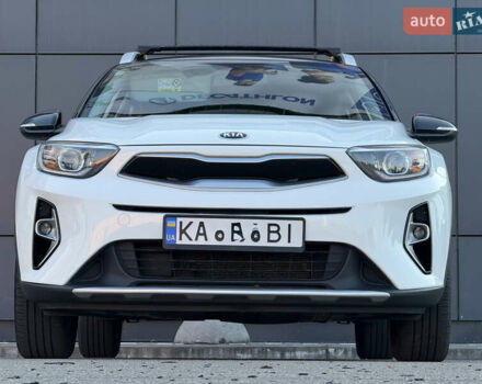 Белый Киа Stonic, объемом двигателя 1.37 л и пробегом 64 тыс. км за 17700 $, фото 3 на Automoto.ua
