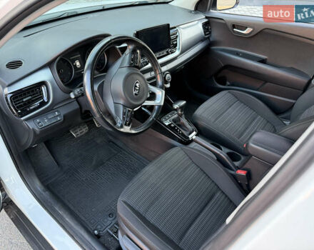 Белый Киа Stonic, объемом двигателя 1.37 л и пробегом 64 тыс. км за 17700 $, фото 9 на Automoto.ua