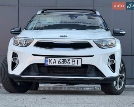 Белый Киа Stonic, объемом двигателя 1.37 л и пробегом 64 тыс. км за 17700 $, фото 2 на Automoto.ua
