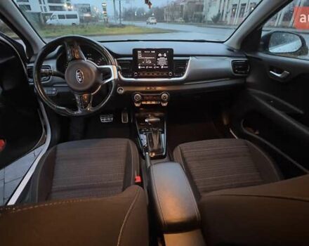 Белый Киа Stonic, объемом двигателя 1.37 л и пробегом 60 тыс. км за 17000 $, фото 6 на Automoto.ua