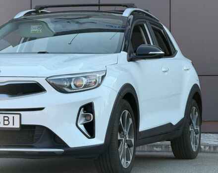 Белый Киа Stonic, объемом двигателя 1.37 л и пробегом 64 тыс. км за 17700 $, фото 5 на Automoto.ua