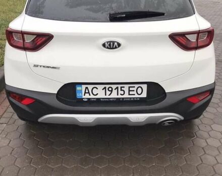 Белый Киа Stonic, объемом двигателя 1.37 л и пробегом 34 тыс. км за 18700 $, фото 5 на Automoto.ua