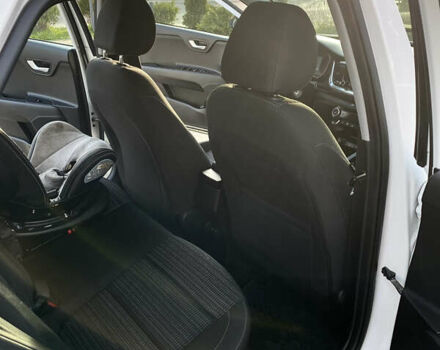 Белый Киа Stonic, объемом двигателя 1.37 л и пробегом 26 тыс. км за 17300 $, фото 5 на Automoto.ua