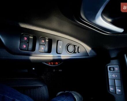 Белый Киа Stonic, объемом двигателя 1.37 л и пробегом 60 тыс. км за 17000 $, фото 3 на Automoto.ua