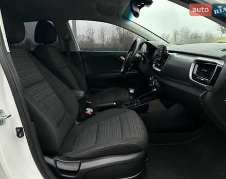 Белый Киа Stonic, объемом двигателя 1.4 л и пробегом 54 тыс. км за 17800 $, фото 11 на Automoto.ua