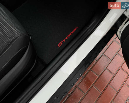 Белый Киа Stonic, объемом двигателя 1.4 л и пробегом 24 тыс. км за 17500 $, фото 54 на Automoto.ua