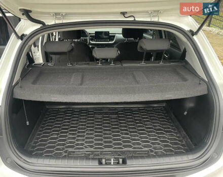 Белый Киа Stonic, объемом двигателя 1.4 л и пробегом 54 тыс. км за 17800 $, фото 18 на Automoto.ua