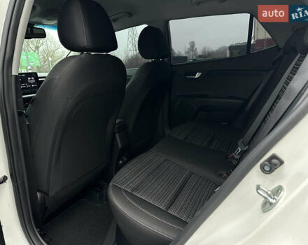 Белый Киа Stonic, объемом двигателя 1.4 л и пробегом 54 тыс. км за 17800 $, фото 13 на Automoto.ua