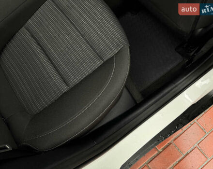 Белый Киа Stonic, объемом двигателя 1.4 л и пробегом 24 тыс. км за 17500 $, фото 60 на Automoto.ua