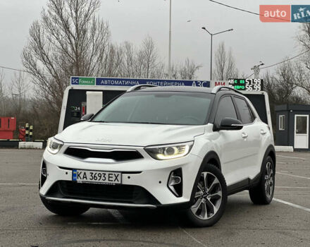 Белый Киа Stonic, объемом двигателя 1.4 л и пробегом 54 тыс. км за 17800 $, фото 2 на Automoto.ua