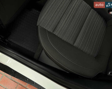 Белый Киа Stonic, объемом двигателя 1.4 л и пробегом 24 тыс. км за 17500 $, фото 59 на Automoto.ua