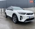 Белый Киа Stonic, объемом двигателя 1.37 л и пробегом 52 тыс. км за 14300 $, фото 1 на Automoto.ua