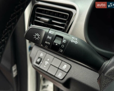 Белый Киа Stonic, объемом двигателя 1.4 л и пробегом 24 тыс. км за 17500 $, фото 44 на Automoto.ua