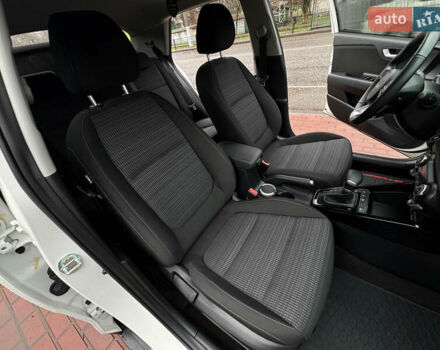 Белый Киа Stonic, объемом двигателя 1.4 л и пробегом 24 тыс. км за 17500 $, фото 55 на Automoto.ua
