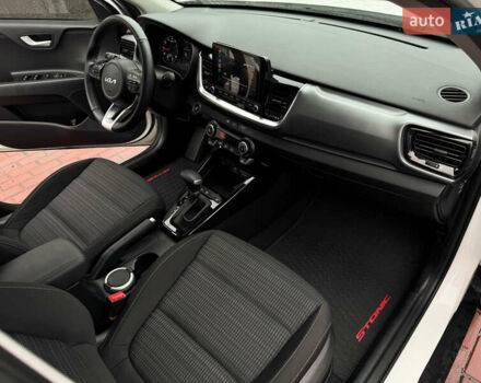 Белый Киа Stonic, объемом двигателя 1.4 л и пробегом 24 тыс. км за 17500 $, фото 29 на Automoto.ua