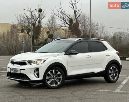 Белый Киа Stonic, объемом двигателя 1.4 л и пробегом 54 тыс. км за 17800 $, фото 3 на Automoto.ua