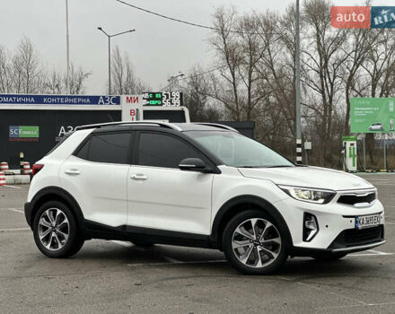Белый Киа Stonic, объемом двигателя 1.4 л и пробегом 54 тыс. км за 17800 $, фото 1 на Automoto.ua