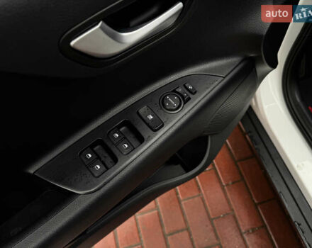 Белый Киа Stonic, объемом двигателя 1.4 л и пробегом 24 тыс. км за 17500 $, фото 63 на Automoto.ua