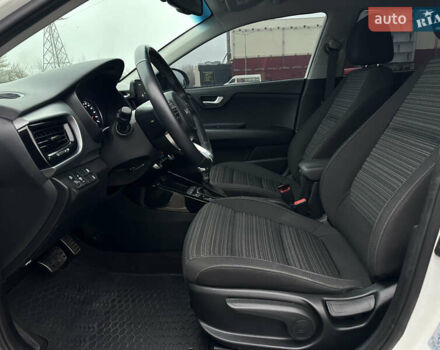 Белый Киа Stonic, объемом двигателя 1.4 л и пробегом 54 тыс. км за 17800 $, фото 9 на Automoto.ua