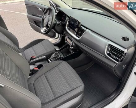 Белый Киа Stonic, объемом двигателя 1.37 л и пробегом 18 тыс. км за 19700 $, фото 41 на Automoto.ua