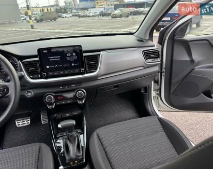 Белый Киа Stonic, объемом двигателя 1.37 л и пробегом 18 тыс. км за 19700 $, фото 57 на Automoto.ua