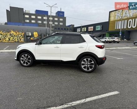 Белый Киа Stonic, объемом двигателя 1.37 л и пробегом 18 тыс. км за 19700 $, фото 2 на Automoto.ua