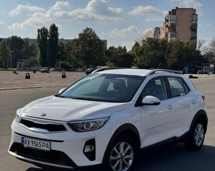 Белый Киа Stonic, объемом двигателя 1.37 л и пробегом 51 тыс. км за 14200 $, фото 1 на Automoto.ua