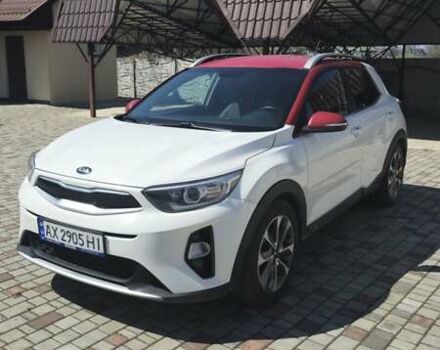 Белый Киа Stonic, объемом двигателя 1.4 л и пробегом 77 тыс. км за 14400 $, фото 1 на Automoto.ua