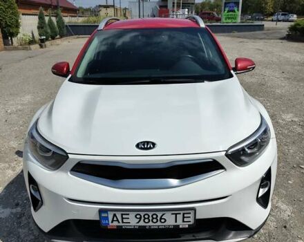 Белый Киа Stonic, объемом двигателя 1.37 л и пробегом 156 тыс. км за 13000 $, фото 1 на Automoto.ua