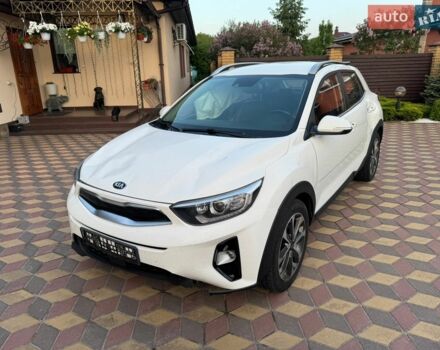 Белый Киа Stonic, объемом двигателя 1.6 л и пробегом 131 тыс. км за 8850 $, фото 1 на Automoto.ua