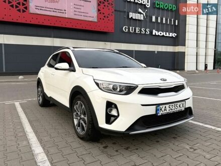 Белый Киа Stonic, объемом двигателя 1.37 л и пробегом 26 тыс. км за 18300 $, фото 1 на Automoto.ua